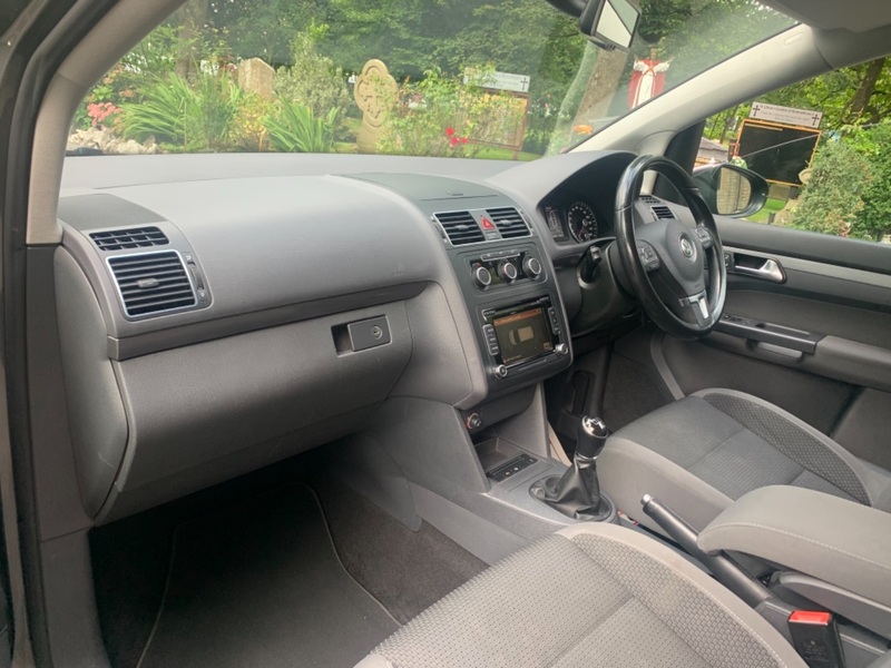 VOLKSWAGEN TOURAN
